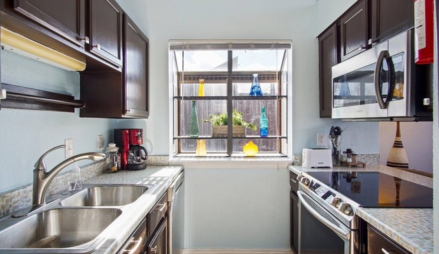 Cozy Top Floor 1 Bed Condo on Green Mountain with Cathedral Ceilings