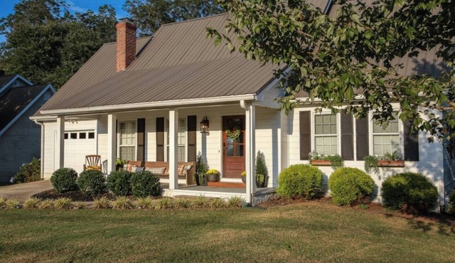 Cozy Top Floor! 2-King bed suite with kitchenette!
