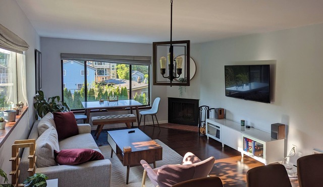 Cozy Top Floor Corner Apartment w Office in Maple Leaf Neighborhood