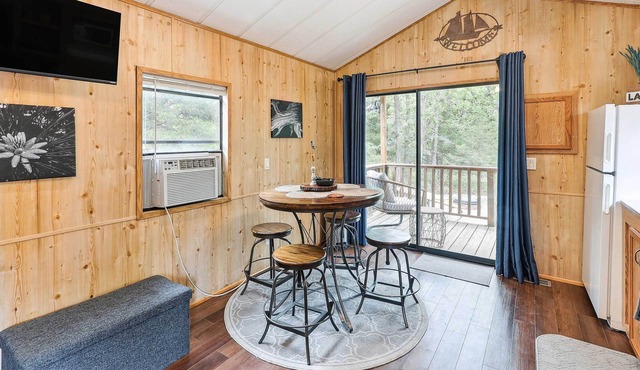 Cozy Toronto Lake Cabin < 2 Mi to Marina!