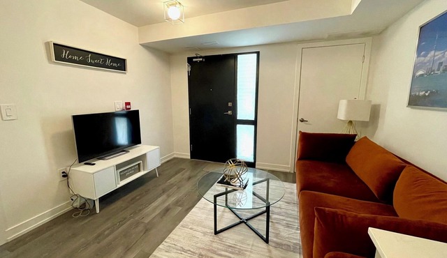 Cozy Toronto Townhouse, Walking Distance To Shops and TTC Friendly!