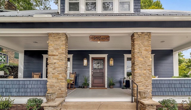COZY-TOTALLY RENOVATED RETREAT - OVERLOOKING LAKE JUNALUSKA! LET HOPE ABOUND!