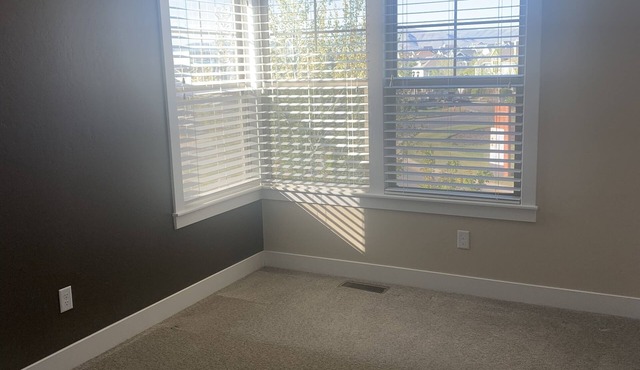 Cozy Town home 2mins Away from Lake