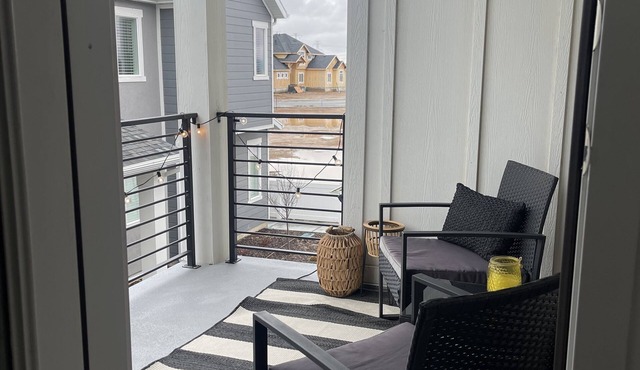 Cozy Townhome/3 Bed /3 Bath /2 Car Garage /BBQ Grill /Firepit/Balcony