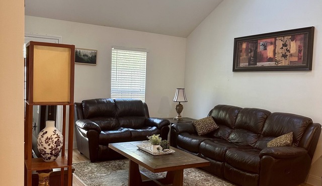 Cozy townhome - 5 minutes to military base!