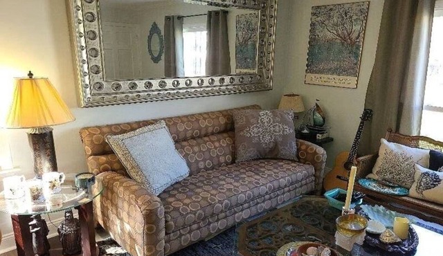 Cozy townhome in a Great Location in West Akron