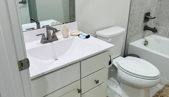 Cozy townhome in lovely Hyattsville with AC, fitness room, WiFi