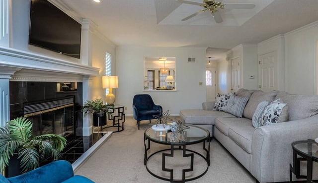 Cozy TownHome Mins to Attractions near OPR Med