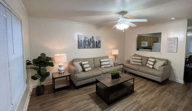 COZY TOWNHOME MINUTES TO DINING & SHOPPING
