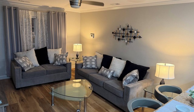 Cozy Townhome minutes to shopping and Base.