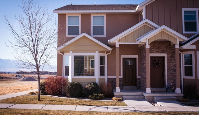 Cozy Townhome North Logan 3BD/2.5BA Sleeps 6+