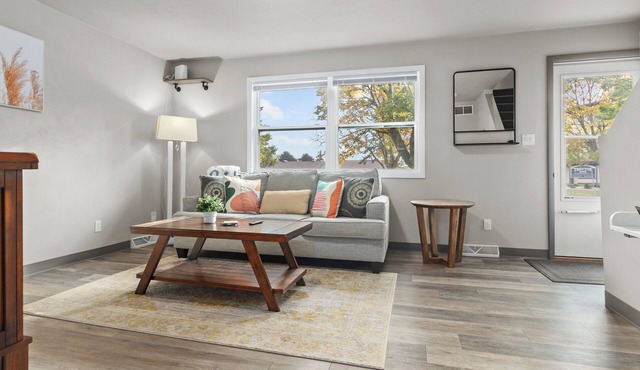 Cozy Townhome w/Garage in Appleton