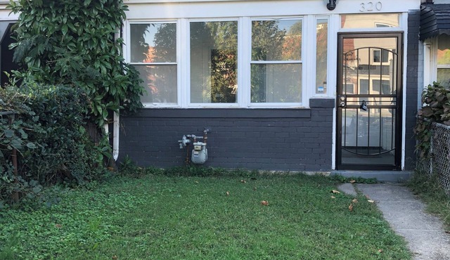 Cozy townhome with 2 bedrooms, Off-Street Parking & WiFi in Washington, DC