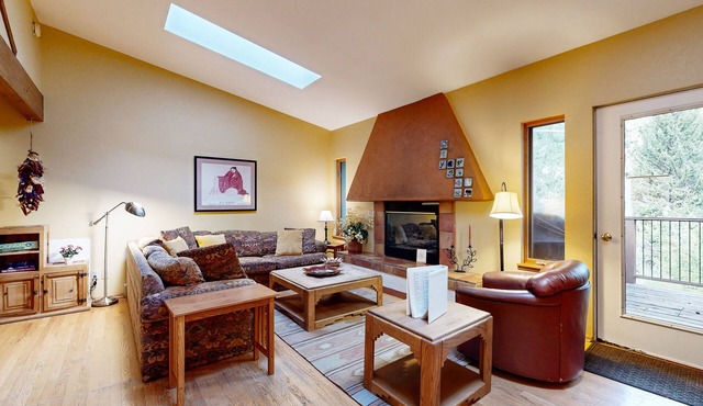 Cozy townhome with deck - on free shuttle route