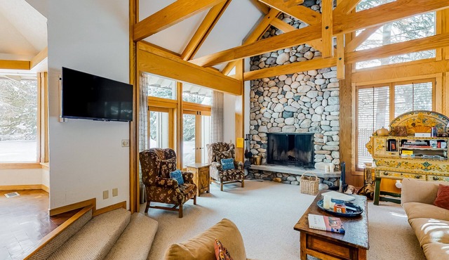 Cozy townhome with mountain view & fireplace - walking distance to ski lift