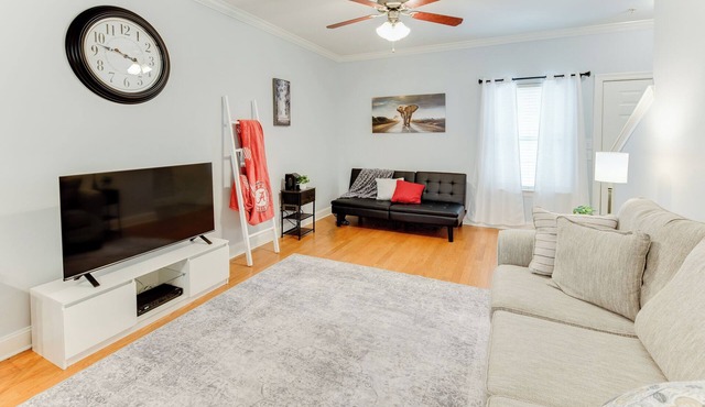 Cozy Townhome with Pool & Gym, 3.2 Miles from UA