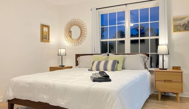 Cozy townhome with TWO KING and ONE QUEEN Beds