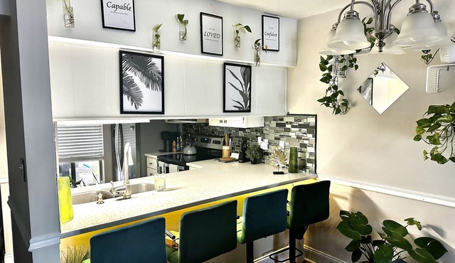 Cozy Townhouse! 10 mins to the beach/walking distance from shops & restaurants