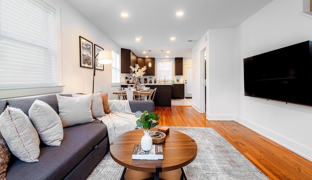 Cozy Townhouse 10 Min from DC