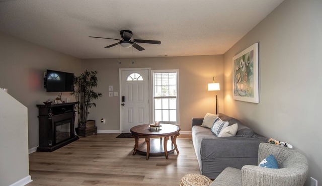 Cozy Townhouse; Close to Military Bases & Beaches