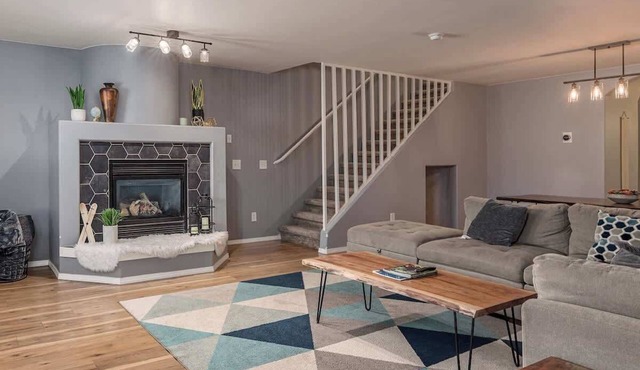Cozy Townhouse Close To Airport | 3 Bedroom