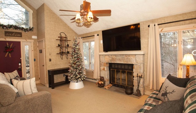 Cozy Townhouse in Jack Frost Ski Resort with hot tub