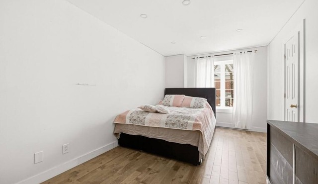 Cozy townhouse, just a 10-minute walk to Metro or Bois-Franc train station.