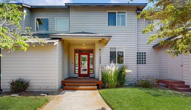 Cozy Townhouse Overlooking 1st Tee - access to Eagle Crest Resort, Sports Center