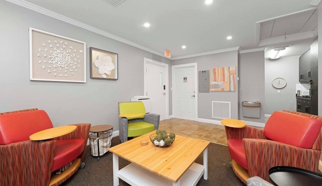 Cozy Townhouse w/EV Charger & Workspace