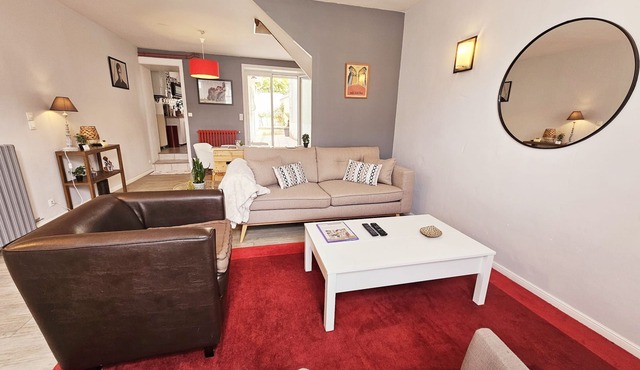 Cozy townhouse with interior courtyard !