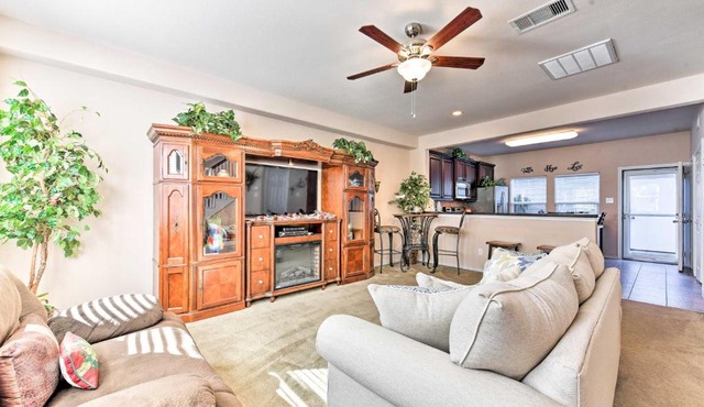 Cozy Townhouse with Patio Near Kemah Boardwalk!