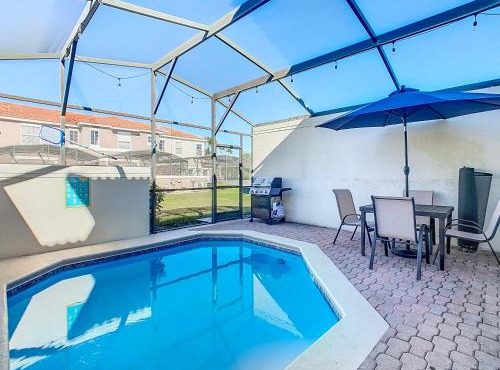 Cozy Townhouse with Private Pool in Kissimmee