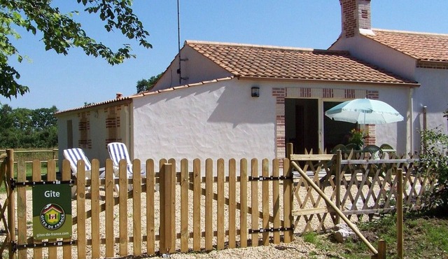 Cozy Traditional Cottage with Private Garden, Near La Garnache
