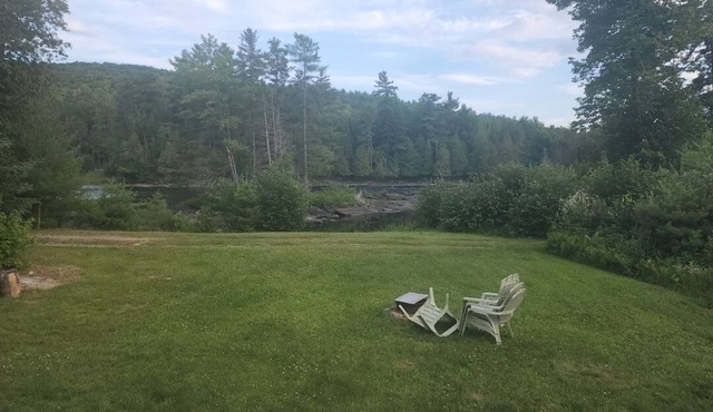 Cozy trailer right on the Madawaska River