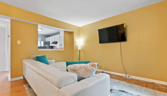 Cozy & Tranquil Getaway: Deck, Yard, Free Parking!
