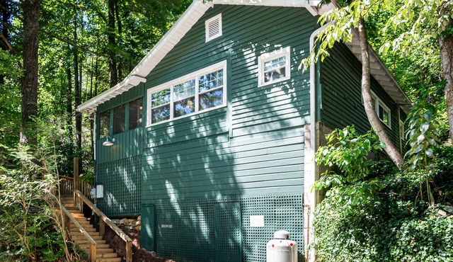 Cozy Tree House Cottage - Fireplace & Hot Tub