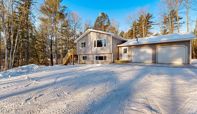 Cozy tree-lined home located near town, lakes, walking & bike trails, w/firepit