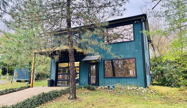 Cozy Tree-Lined Carriage Home - Stay in Serenity!