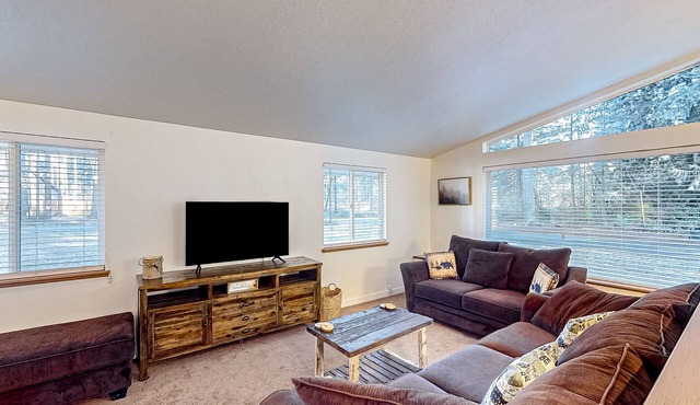 Cozy tree-lined home with patio, grill, washer/dryer, and internet - near hiking