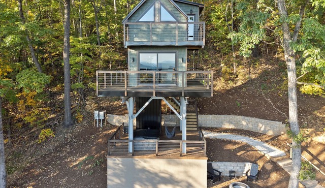 Cozy Treehouse in charming Stanardsville with WiFi, Heating/AC, Hot Tub! n