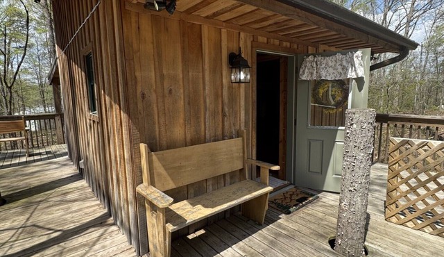 Cozy Treehouse in Walland. Queen bed, walk in shower, privacy, hot tub!