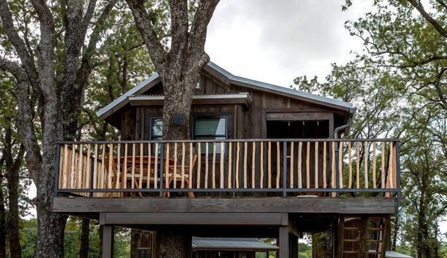 Cozy Treehouse near Magnolia, Texas, for Romantic Glamping Getaways