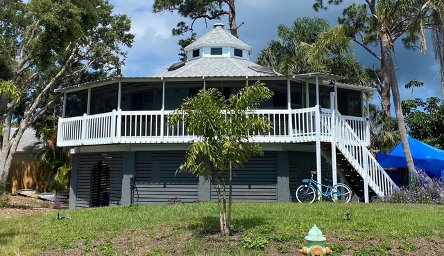 Cozy Treehouse-One-of a kind stay-only 5 minutes to beach. Beach gear included!