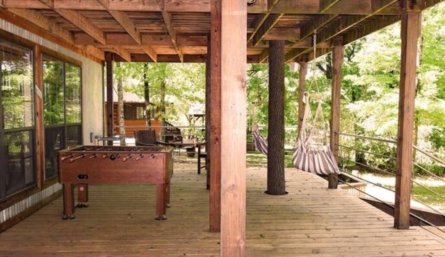 Cozy Treehouse Retreat-1 Bedroom and a loft. Your get away among the trees.