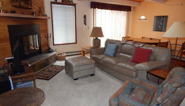 Cozy tri-level townhome close to downtown and good rental for couples