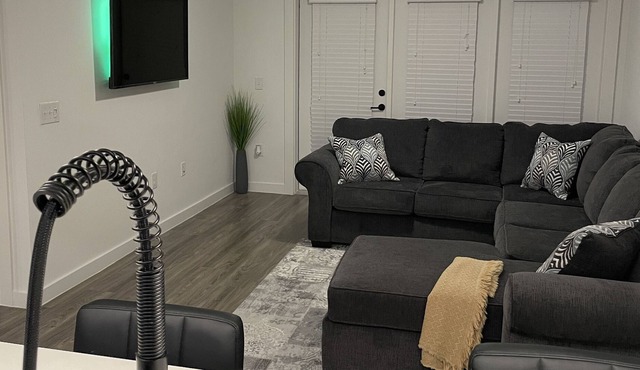Cozy trinity groves apt with downtown view