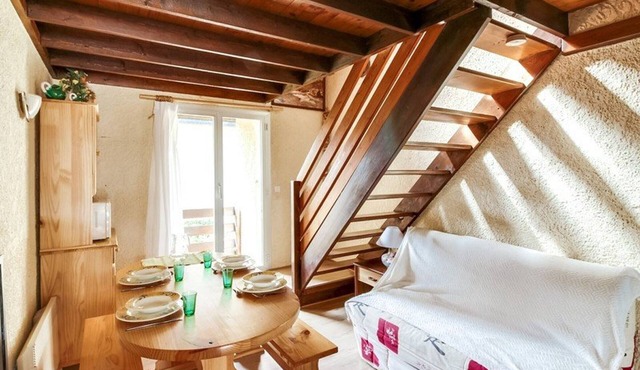 Cozy Triplex for 5, South-Facing with Parking, Near Ski Lifts & Amenities