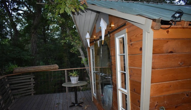 Cozy Tropical Treehouse on Lake Conroe w/firepit, kayaks