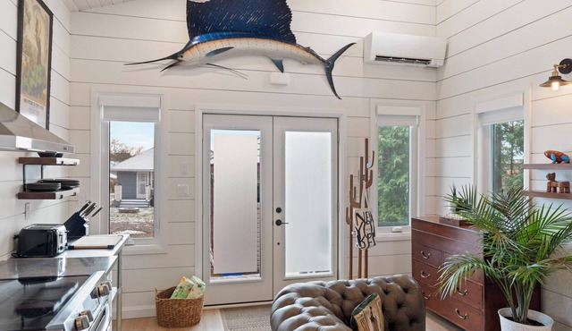 Cozy Turkey Point Tiny Home 1 min walk to the beach with Jacuzzi Hottub!