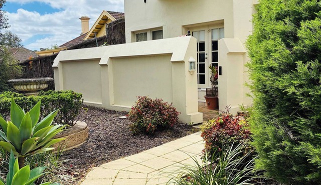 Cozy Tusmore Apartment With Private Garden City View Near Burnside Village Mall